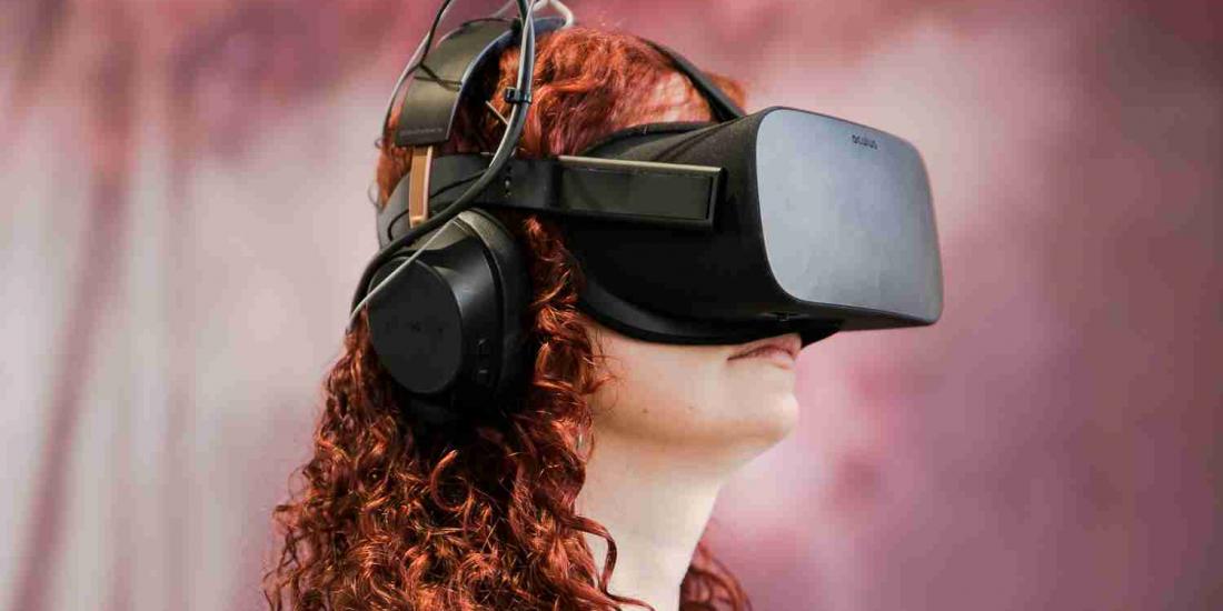 Portrait d'une femme portant un casque de réalité virtuelle