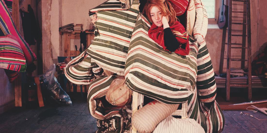 Marta Minujín met haar eerste veelkleurige matrassen in haar atelier in de rue Delambre, Parijs, 1963 © Archief Marta Minujín