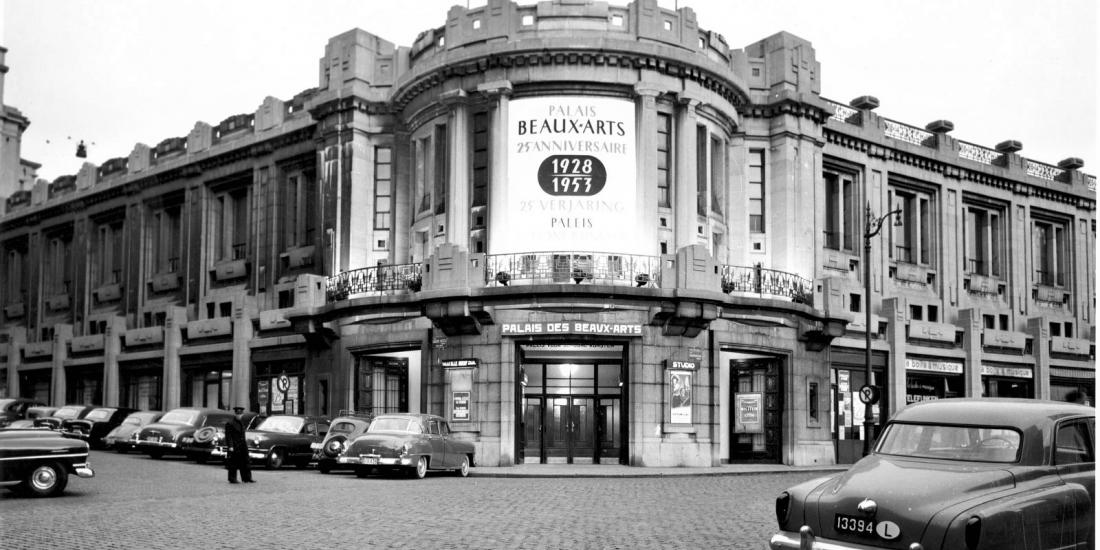 Vue de la façade du Palais des Beaux-Arts de Bruxelles en 1953. 