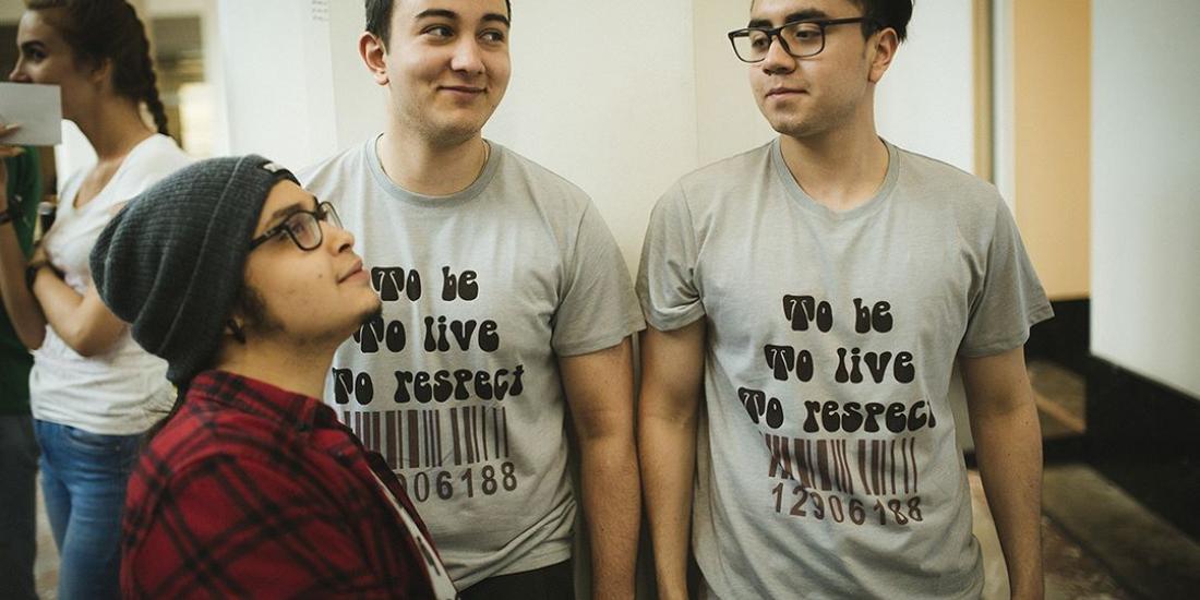 Jeunes portant l'inscription To be to live to respect sur leurs vêtements