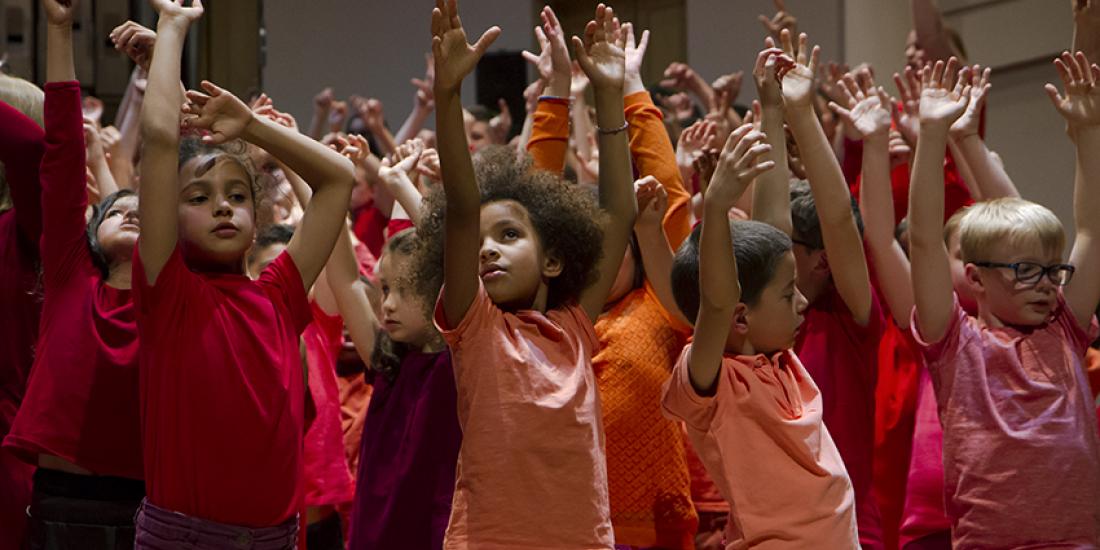 Kinderen op het podium gooien enthousiast hun armen in de lucht