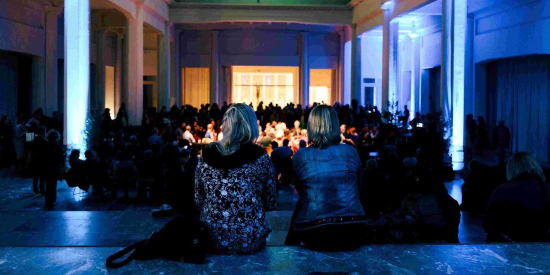 Photo d'ambiance du public dans le Hall Horta