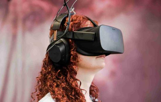 Portrait d'une femme portant un casque de réalité virtuelle