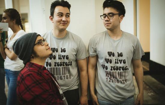 Jeunes portant l'inscription To be to live to respect sur leurs vêtements