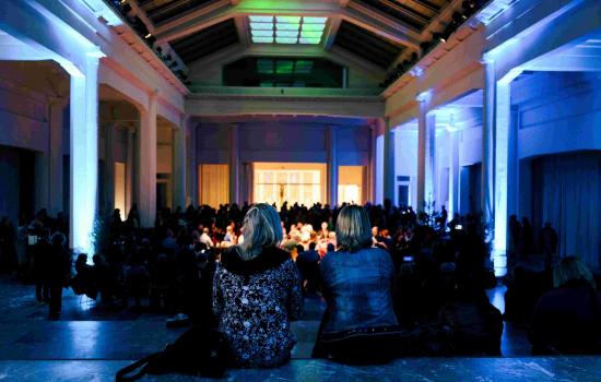 Photo d'ambiance du public dans le Hall Horta