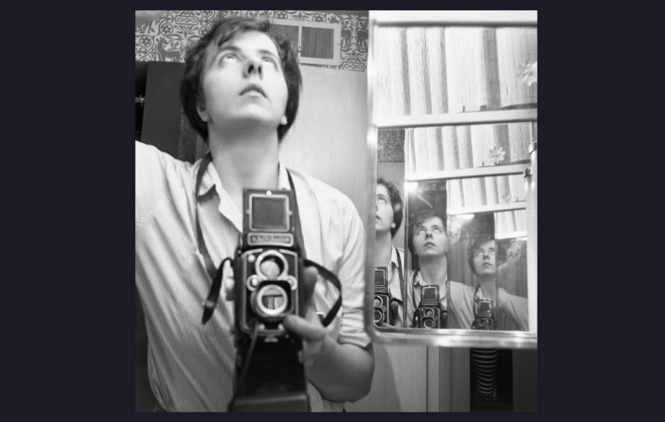 Vivian Maier - Self-Portrait, Chicago, IL, 1956 Zwart-witfoto van vrouw die omhoog kijkt en haar camera op een spiegel richt die haar verschillende keren weerspiegelt