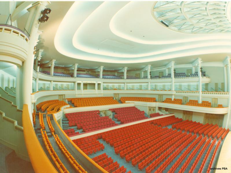 La Grande Salle Henry Le Boeuf dans les années 1970, avec ses sièges oranges et sa moquette