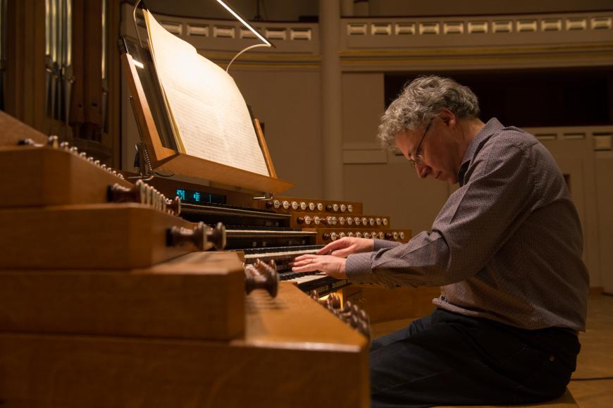 Benoît Mernier à la console de l'orgue