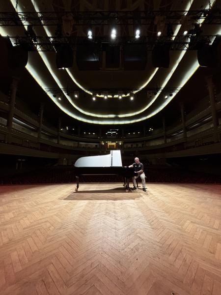 Pianotechnicus van Maene stemt een Steinway vleugelpiano.