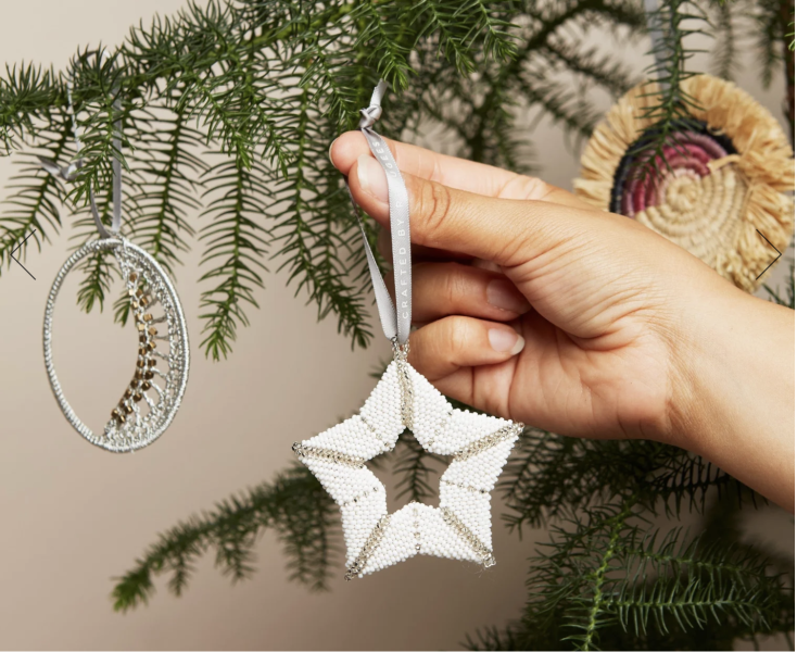 A collaboration with MADE51, Bozar presents 24 handmade Christmas ornaments crafted by refugees, celebrating their cultural heritage and traditional skills.
