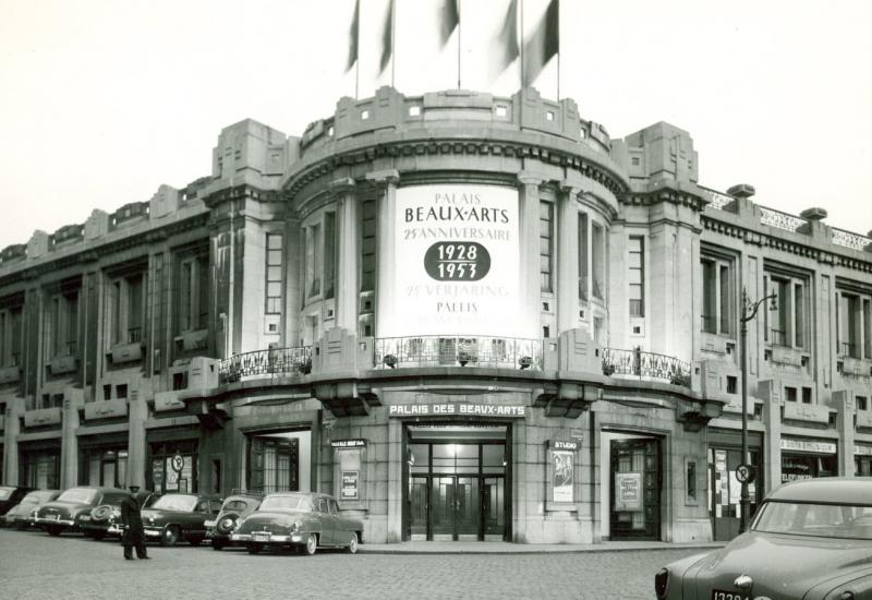 Vue de la façade du Palais des Beaux-Arts de Bruxelles en 1953. 