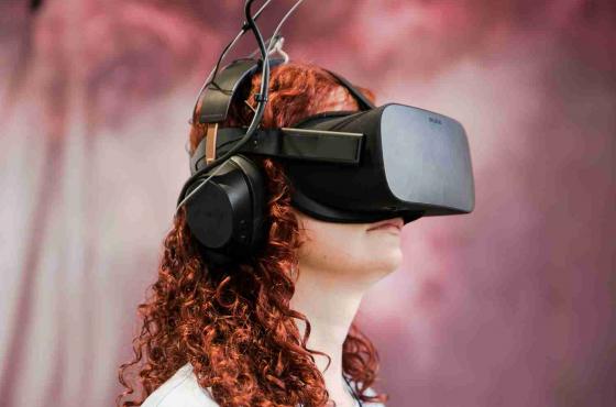 Portrait d'une femme portant un casque de réalité virtuelle