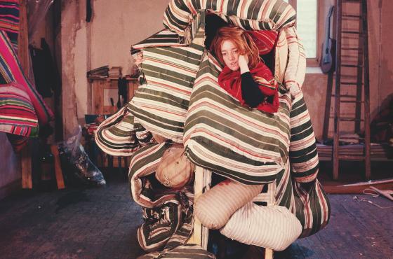 Marta Minujín met haar eerste veelkleurige matrassen in haar atelier in de rue Delambre, Parijs, 1963 © Archief Marta Minujín