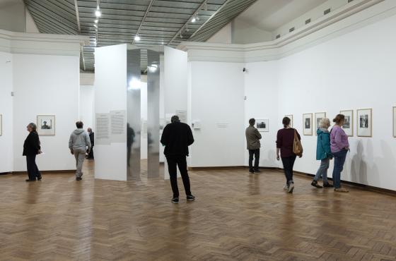 Bezoekers wandelen rond in de fototentoonstelling van Vivian Maier