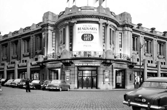 Vue de la façade du Palais des Beaux-Arts de Bruxelles en 1953. 