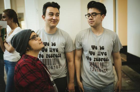 Jeunes portant l'inscription To be to live to respect sur leurs vêtements