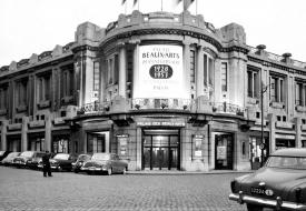 Vue de la façade du Palais des Beaux-Arts de Bruxelles en 1953. 